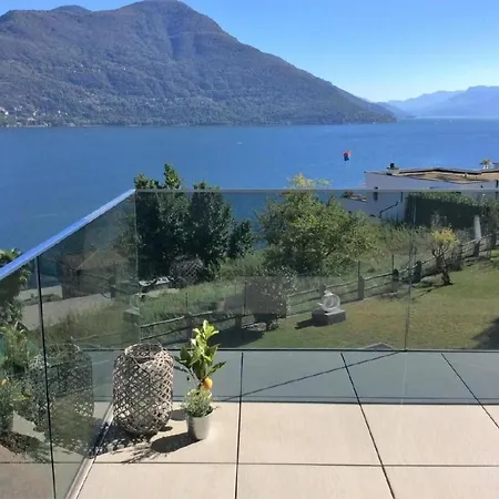 Wunderschoene Mit Sicht Auf Und Berge In Apartment